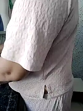 Snapshot of milf-kaira chatting on 01.28.25 milf-kaira online show from 01.28.25