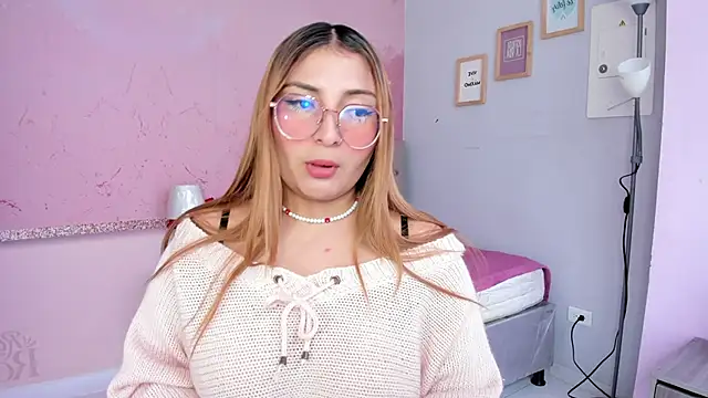 Snapshot of julieta_baron chatting on 10.17.25 julieta baron online show from 10.17.25