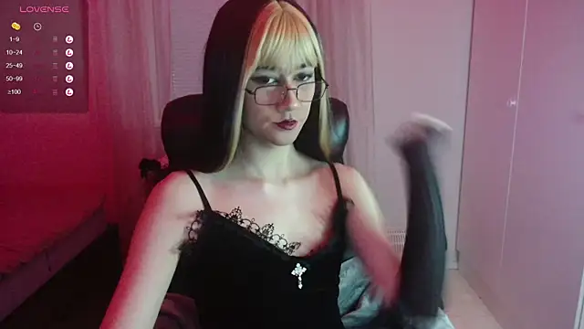 Snapshot of lewd_pillows chatting on 12.18.24 lewd pillows online show from 12.18.24