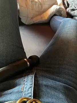 Snapshot of Ana-05 chatting on 02.17.25 Ana-05 online show from 02.17.25