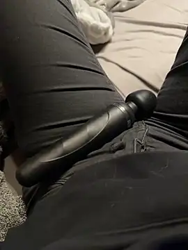 Snapshot of Ana-05 chatting on 10.06.25 Ana-05 online show from 10.06.25