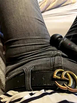 Snapshot of Ana-05 chatting on 10.27.25 Ana-05 online show from 10.27.25