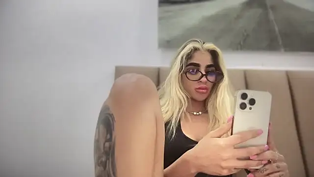 Snapshot of Susandolls chatting on 10.21.25 Susandolls online show from 10.21.25