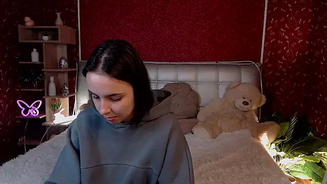 AuroraAksnesss online show from 09.30.25