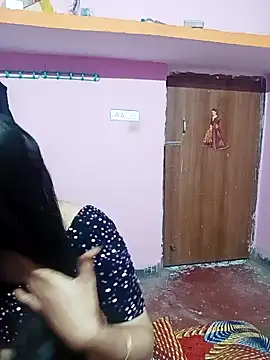 Snapshot of Cute-Simmi chatting on 12.15.24 Cute-Simmi online show from 12.15.24