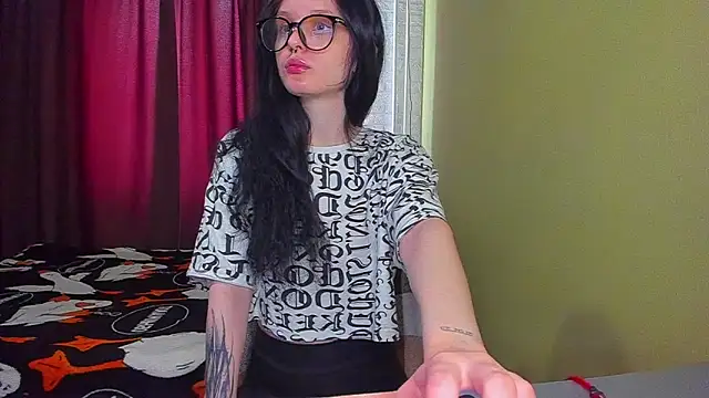 Hi Kitti online show from 03.11.25