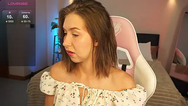 Snapshot of LinaSiren chatting on 12.19.24 LinaSiren online show from 12.19.24