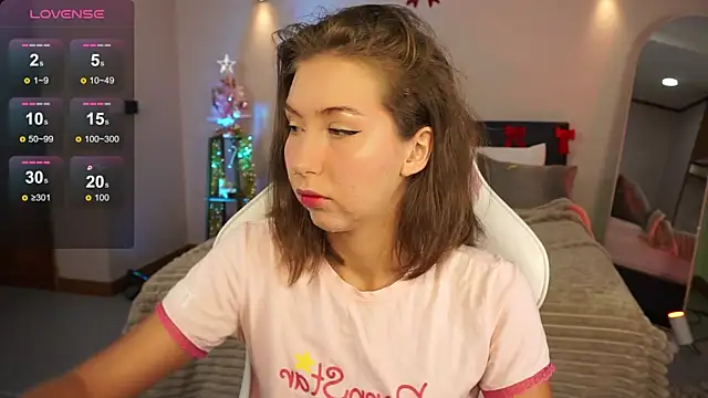 Snapshot of LinaSiren chatting on 12.27.24 LinaSiren online show from 12.27.24