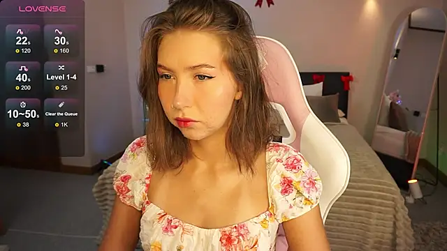 Snapshot of LinaSiren chatting on 12.29.24 LinaSiren online show from 12.29.24