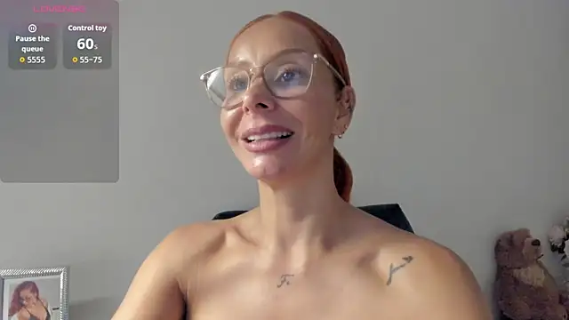 Snapshot of AvaCollinss chatting on 11.04.25 AvaCollinss online show from 11.04.25