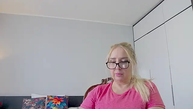 Snapshot of MariaRichi_ chatting on 02.20.25 MariaRichi  online show from 02.20.25