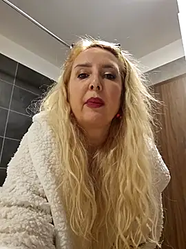 Snapshot of MariaRichi_ chatting on 02.21.25 MariaRichi  online show from 02.21.25