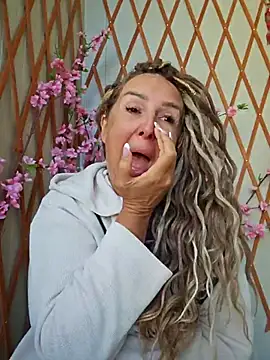 Snapshot of MariaRichi_ chatting on 10.06.25 MariaRichi  online show from 10.06.25