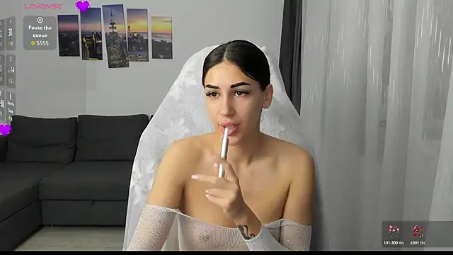 Kimi Ivy online show from 11.30.25