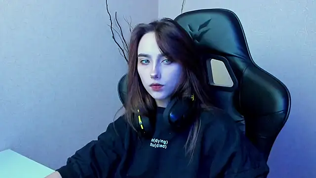 Snapshot of SilverDream chatting on 12.23.24 SilverDream online show from 12.23.24