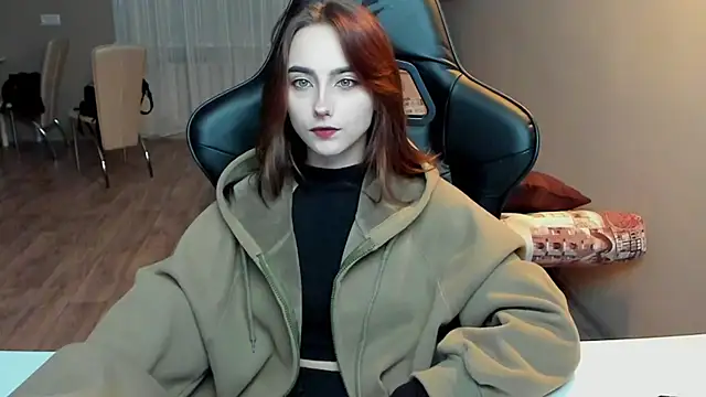 Snapshot of SilverDream chatting on 02.04.25 SilverDream online show from 02.04.25