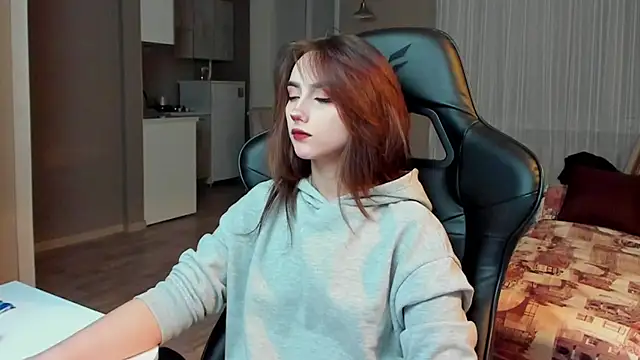 Snapshot of SilverDream chatting on 02.13.25 SilverDream online show from 02.13.25