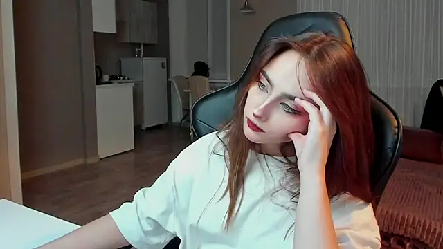 Snapshot of SilverDream chatting on 02.14.25 SilverDream online show from 02.14.25