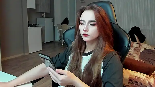 Snapshot of SilverDream chatting on 02.18.25 SilverDream online show from 02.18.25