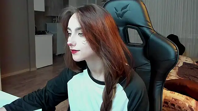 Snapshot of SilverDream chatting on 02.19.25 SilverDream online show from 02.19.25