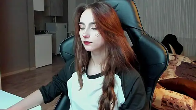 Snapshot of SilverDream chatting on 02.19.25 SilverDream online show from 02.19.25