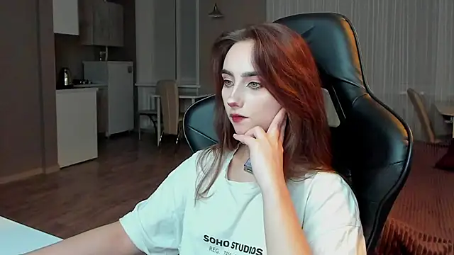 Snapshot of SilverDream chatting on 02.25.25 SilverDream online show from 02.25.25