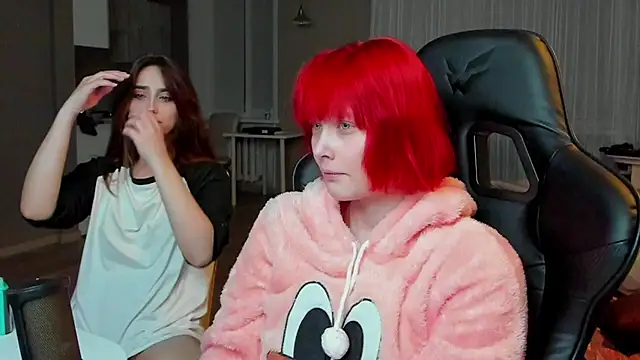 Snapshot of SilverDream chatting on 03.19.25 SilverDream online show from 03.19.25