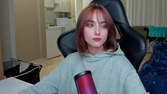 Snapshot of SilverDream chatting on 10.02.25 SilverDream online show from 10.02.25