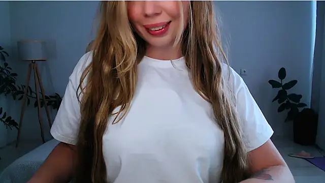 Snapshot of NaughtyNylonFeet chatting on 03.05.25 NaughtyNylonFeet online show from 03.05.25