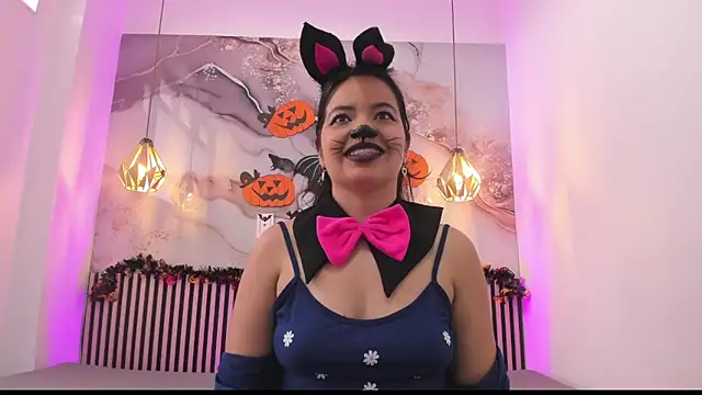 Snapshot of EvelynSweet1 chatting on 10.31.25 EvelynSweet1 online show from 10.31.25