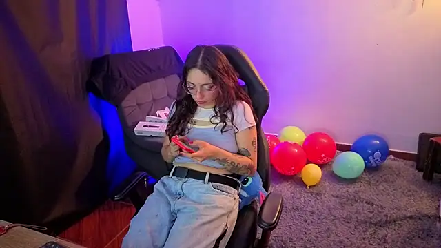 Snapshot of katianzayn chatting on 09.18.25 katianzayn online show from 09.18.25