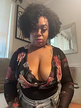 Snapshot of camiliaskye chatting on 09.18.25 camiliaskye online show from 09.18.25