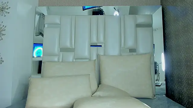 Valery Foxx  online show from 12.14.24