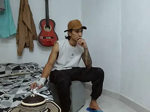 Snapshot of latino_hotxxx chatting on 03.11.25 latino hotxxx online show from 03.11.25