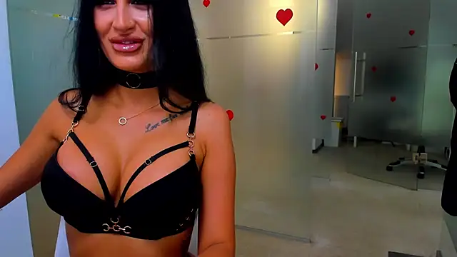 Snapshot of Queenrafaella chatting on 07.16.26 Queenrafaella online show from 07.16.26