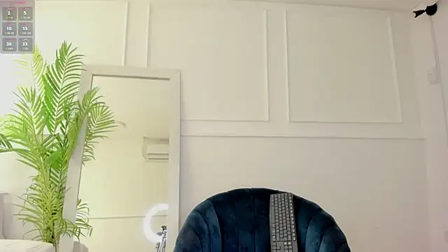 Abril Storm online show from 03.12.25