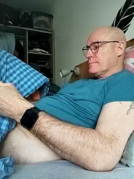 Snapshot of bogland33 chatting on 04.19.26 bogland33 online show from 04.19.26