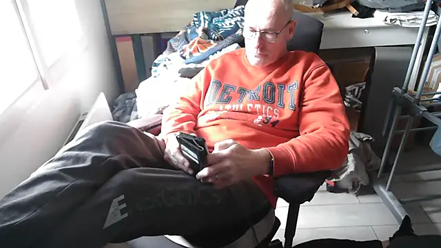Snapshot of bogland33 chatting on 05.14.26 bogland33 online show from 05.14.26