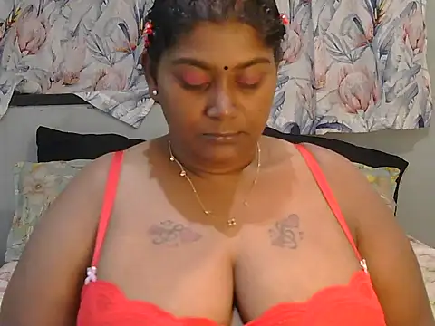 Snapshot of indiansuga chatting on 03.19.25 indiansuga online show from 03.19.25
