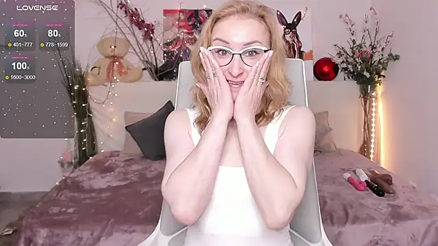 Snapshot of MadissonKiss chatting on 11.22.25 MadissonKiss online show from 11.22.25