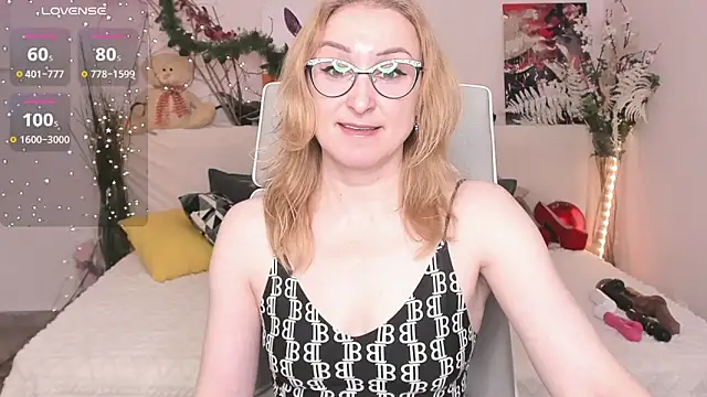 Snapshot of MadissonKiss chatting on 12.16.25 MadissonKiss online show from 12.16.25