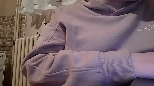 Snapshot of AalinnaK chatting on 03.21.25 AalinnaK online show from 03.21.25