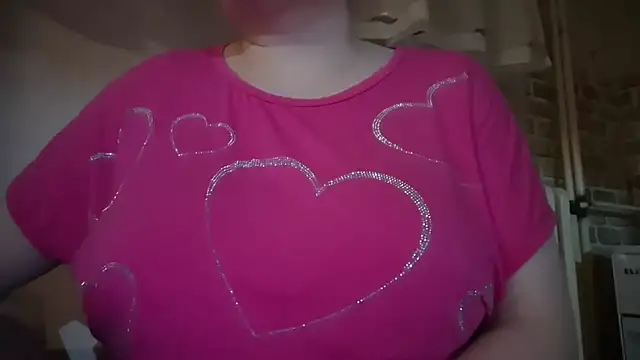 Snapshot of AalinnaK chatting on 11.30.25 AalinnaK online show from 11.30.25