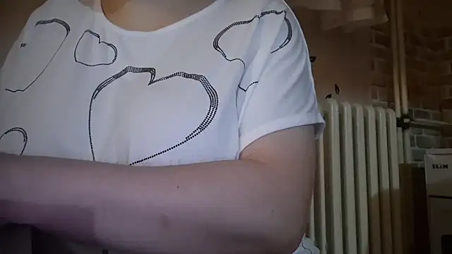 Snapshot of AalinnaK chatting on 12.01.25 AalinnaK online show from 12.01.25