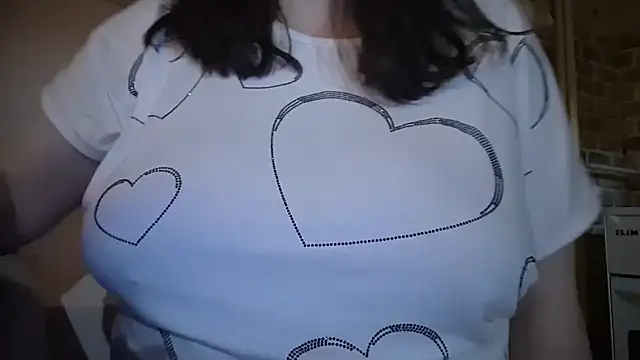 Snapshot of AalinnaK chatting on 12.13.25 AalinnaK online show from 12.13.25