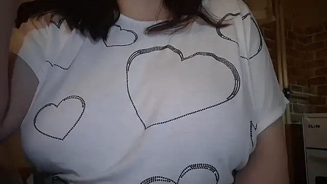 Snapshot of AalinnaK chatting on 12.15.25 AalinnaK online show from 12.15.25