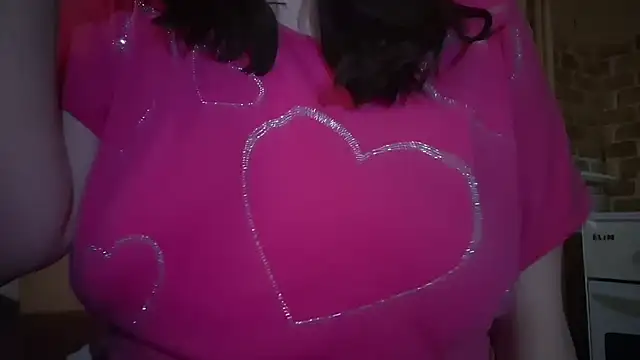 Snapshot of AalinnaK chatting on 12.16.25 AalinnaK online show from 12.16.25