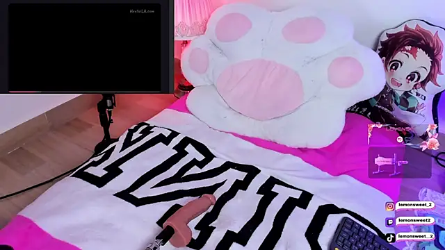 Snapshot of LemonSweet2 chatting on 11.26.25 LemonSweet2 online show from 11.26.25