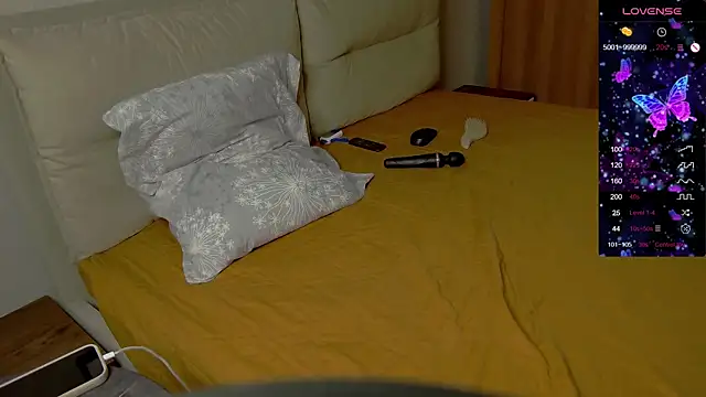 Holly Molii online show from 10.11.25