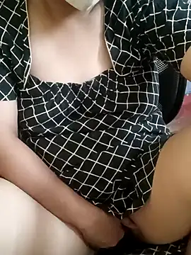 Snapshot of yourtamilcouple chatting on 02.04.25 yourtamilcouple online show from 02.04.25